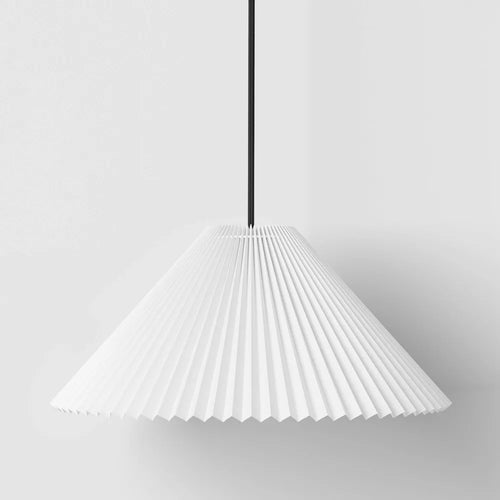 Lampa wisząca z plisowanym tekstylnym kloszem i regulowaną wysokością