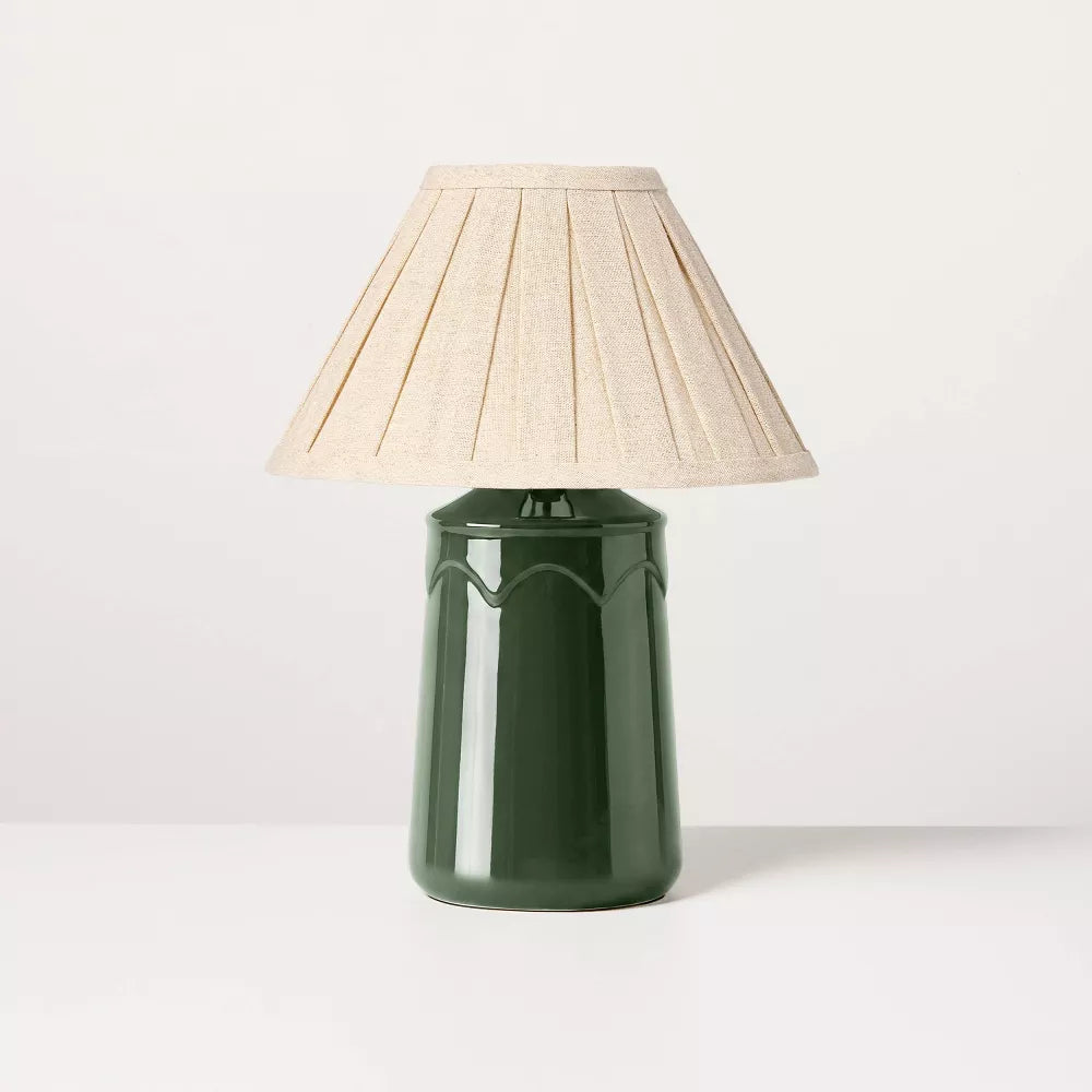 Stołowa lampa z ceramiczną podstawą i plisowanym abażurem