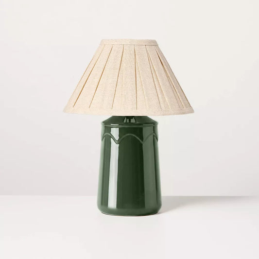 Stołowa lampa z ceramiczną podstawą i plisowanym abażurem