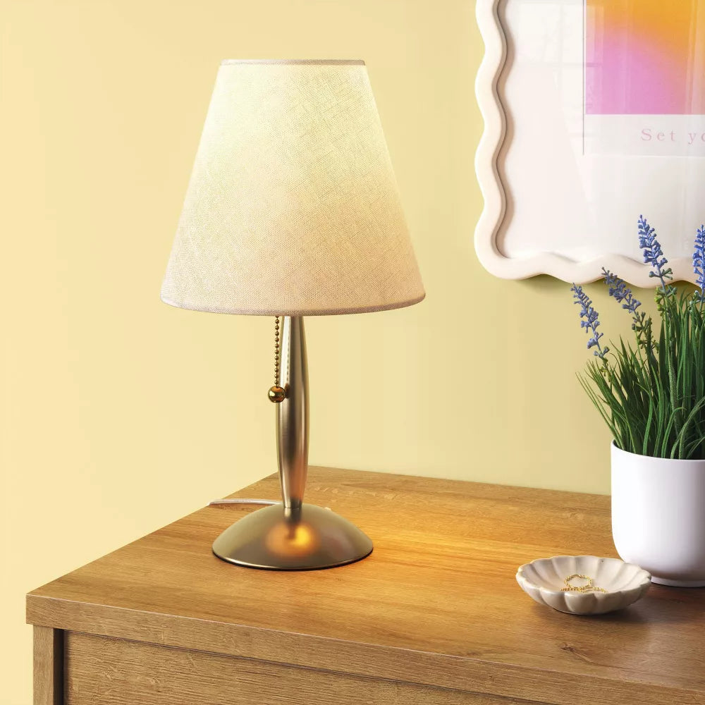 Mini lampa stołowa na nóżce z przełącznikiem na sznurek i abażurem bębnowym
