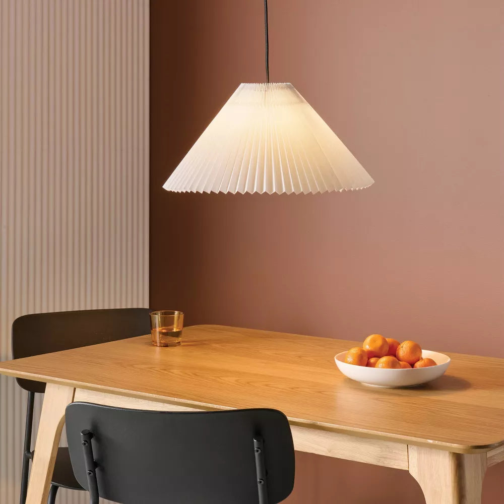 Lampa wisząca z plisowanym tekstylnym kloszem i regulowaną wysokością