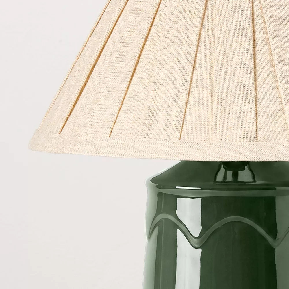 Stołowa lampa z ceramiczną podstawą i plisowanym abażurem