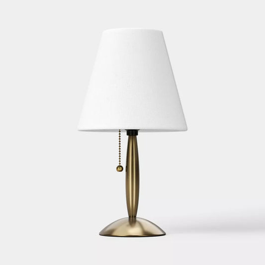 Mini lampa stołowa na nóżce z przełącznikiem na sznurek i abażurem bębnowym