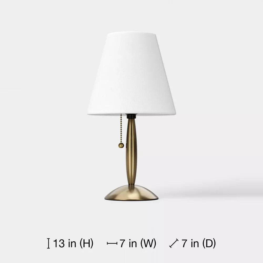 Mini lampa stołowa na nóżce z przełącznikiem na sznurek i abażurem bębnowym