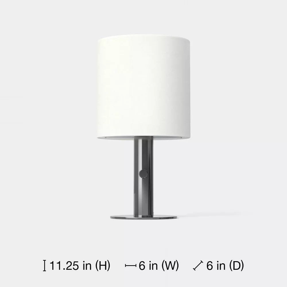 Mini lampa stołowa na cienkiej nóżce z abażurem bębnowym