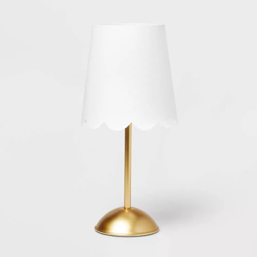Dziecięca lampa stołowa z falistym abażurem bębnowym