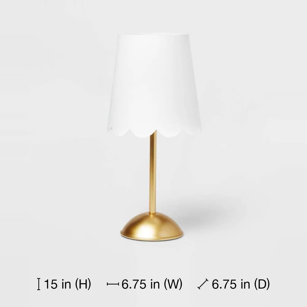 Dziecięca lampa stołowa z falistym abażurem bębnowym