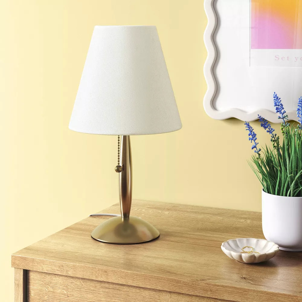 Mini lampa stołowa na nóżce z przełącznikiem na sznurek i abażurem bębnowym