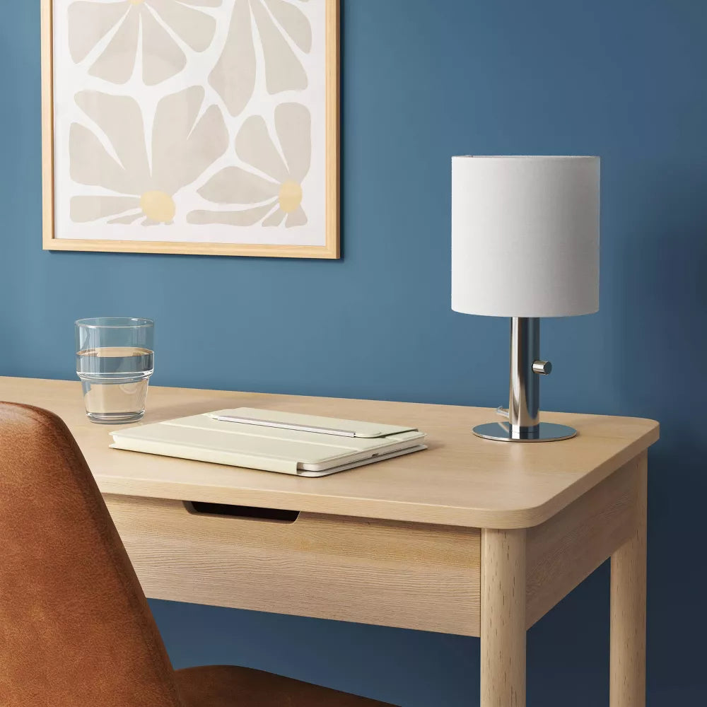 Mini lampa stołowa na cienkiej nóżce z abażurem bębnowym