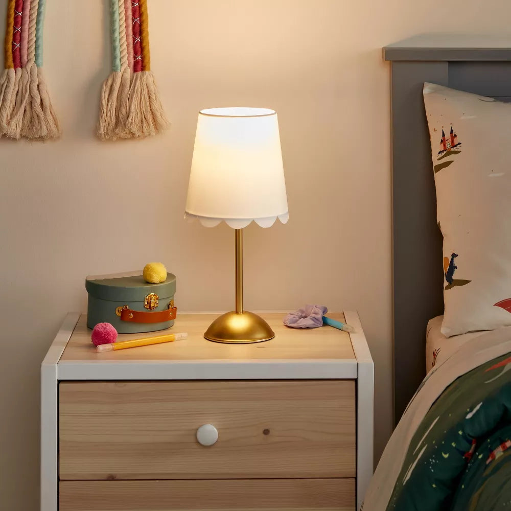 Dziecięca lampa stołowa z falistym abażurem bębnowym